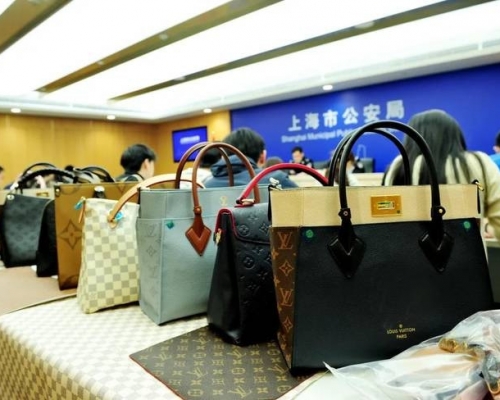上海警方破獲內地首宗製造銷售假冒名牌手袋原材料案。 網圖