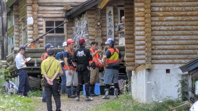 知床半島有年輕登山客遭棕熊襲擊，當局曾出動獵人登山搜索。X@HBCnewsJNN