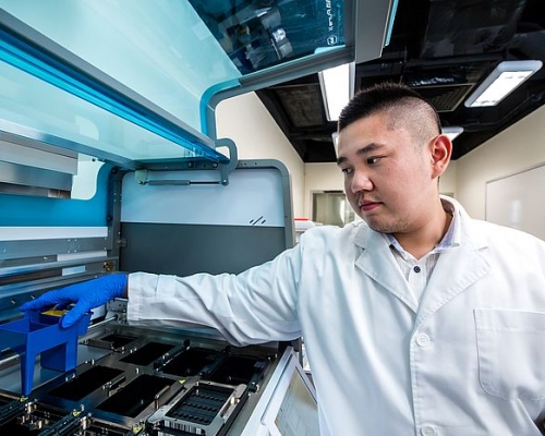 IVE生物醫學高級文憑畢業生成浩基(Kelvin)畢業後努力進修,再攻讀兩個與醫務化驗及藥劑相關的學士課程,望將來投身慢性疾病的醫學研究,助患者脫離病痛。