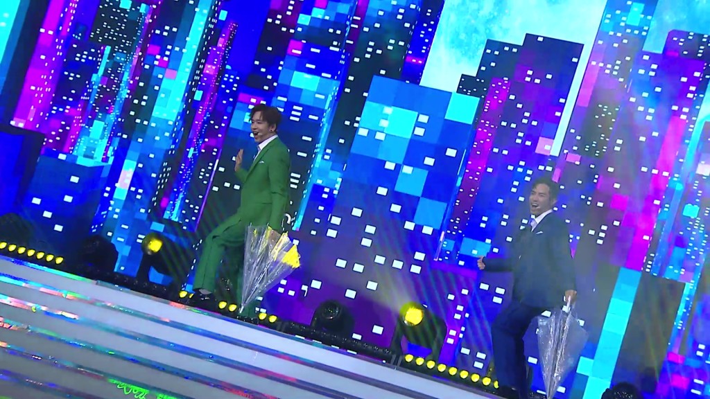 王鄭浚仁(左)、李創偉《左鄰右里》。 王鄭浚仁(左)、李創偉《左鄰右里》。