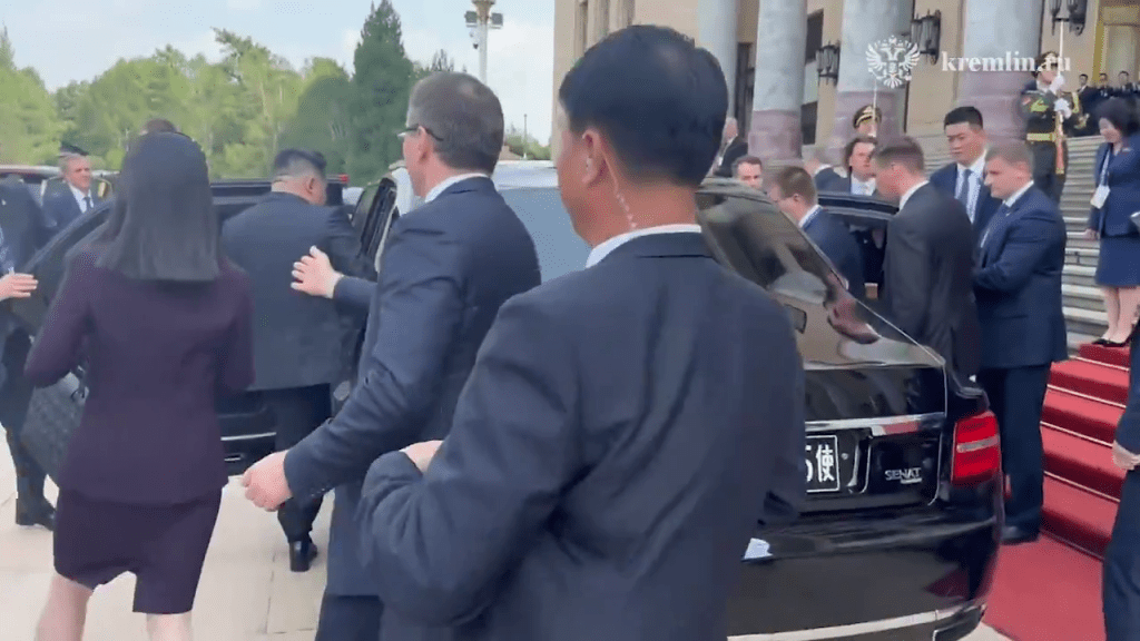 普京與金正恩登上普京的座駕，前往釣魚台國賓館舉行雙邊會談。 克宮