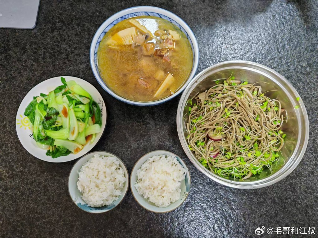 香椿拌豆腐絲（右）。（微博）