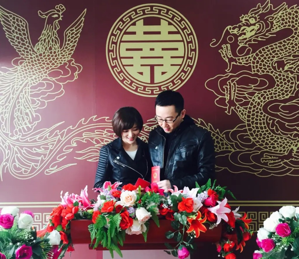 央視美女主播胡蝶和丈夫陸川結婚照。 央視美女主播胡蝶和丈夫陸川結婚照。