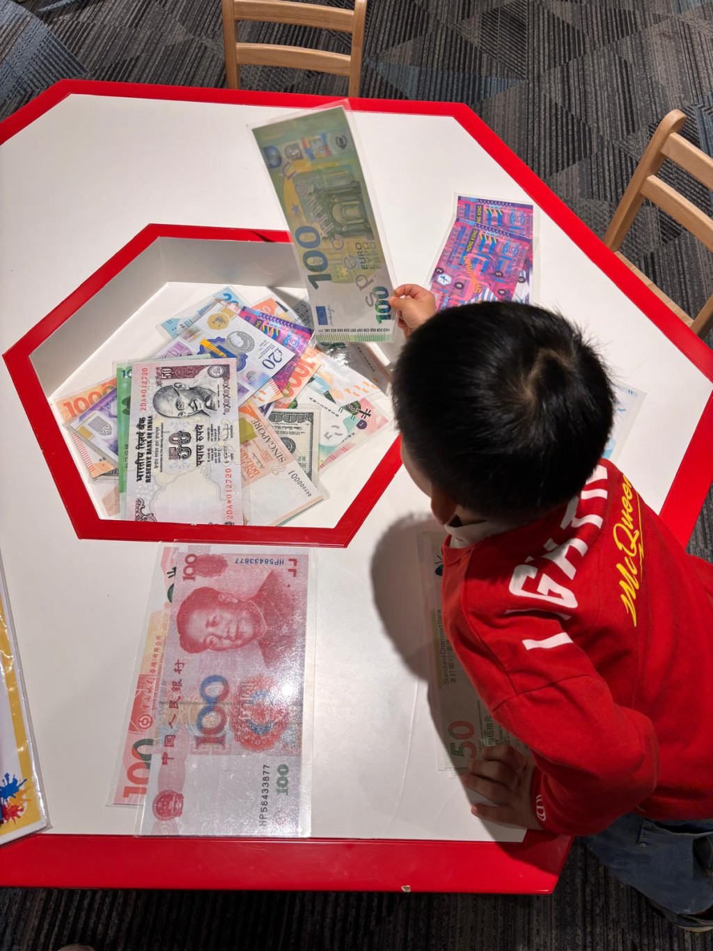 關於金錢的桌遊又豈止大富翁,活動上有大量遊戲及引入台灣iMoney桌遊,教導小朋友理財知識。(圖片來源:受訪者提供) 關於金錢的桌遊又豈止大富翁,活動上有大量遊戲及引入台灣iMoney桌遊,教導小朋友理財知識。(圖片來源:受訪者提供)