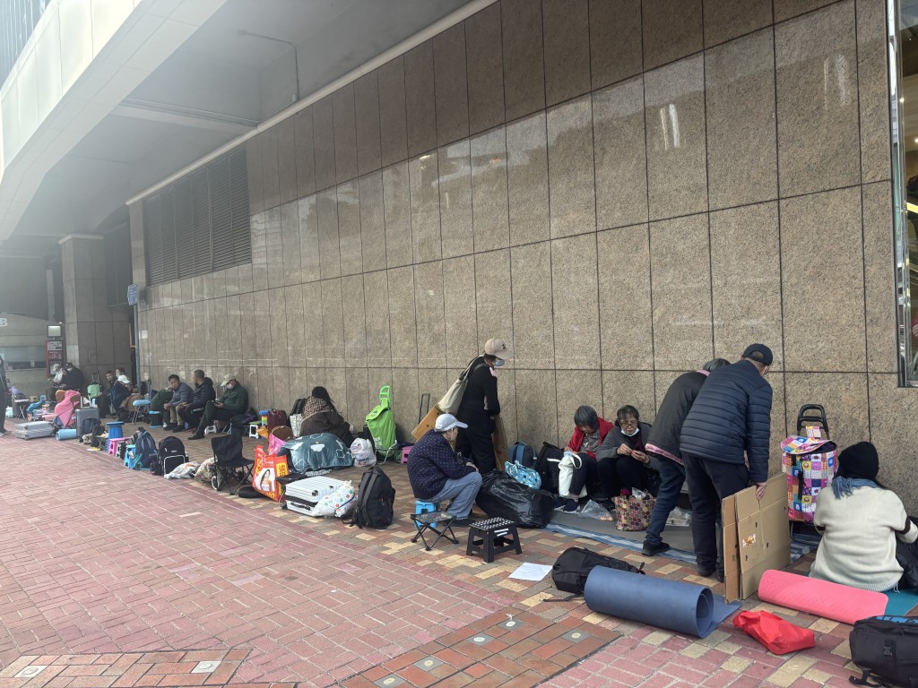 免試簽發香港正式駕駛執照需求殷切，過去幾天金鐘香港牌照事務處大樓外都出現排隊黨。資料圖片