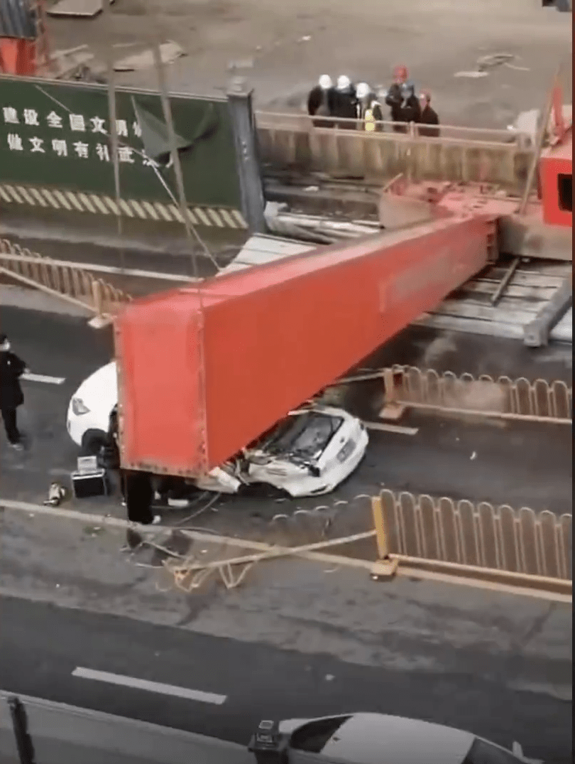 武漢地鐵工地龍門吊倒塌，砸中路過白色車輛。