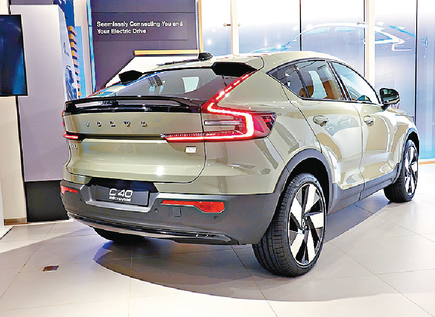 ■斜尾設計是賣點所在,原車配用20吋胎軨。 ■斜尾設計是賣點所在,原車配用20吋胎軨。