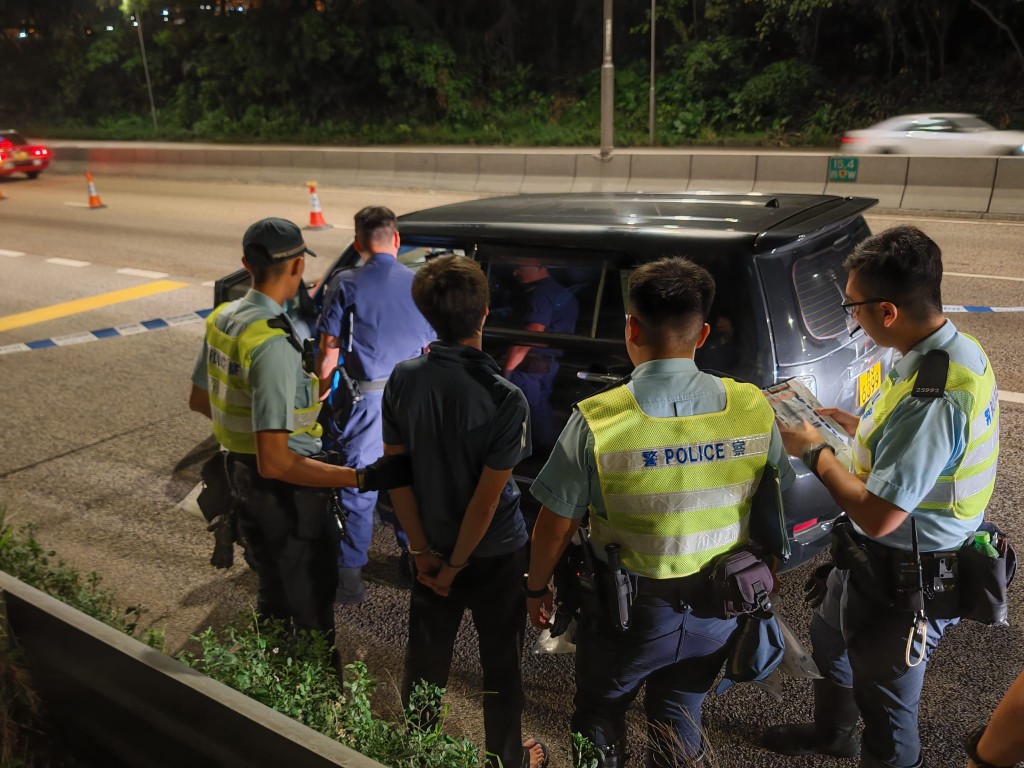 新界南交通部執行及管制組特遣隊人員一連兩日在區內主要幹道設置路障及重點巡查酒吧區，截查可疑車輛，並向駕駛人士進行酒精呼氣測試，打擊相關罪行。警方提供