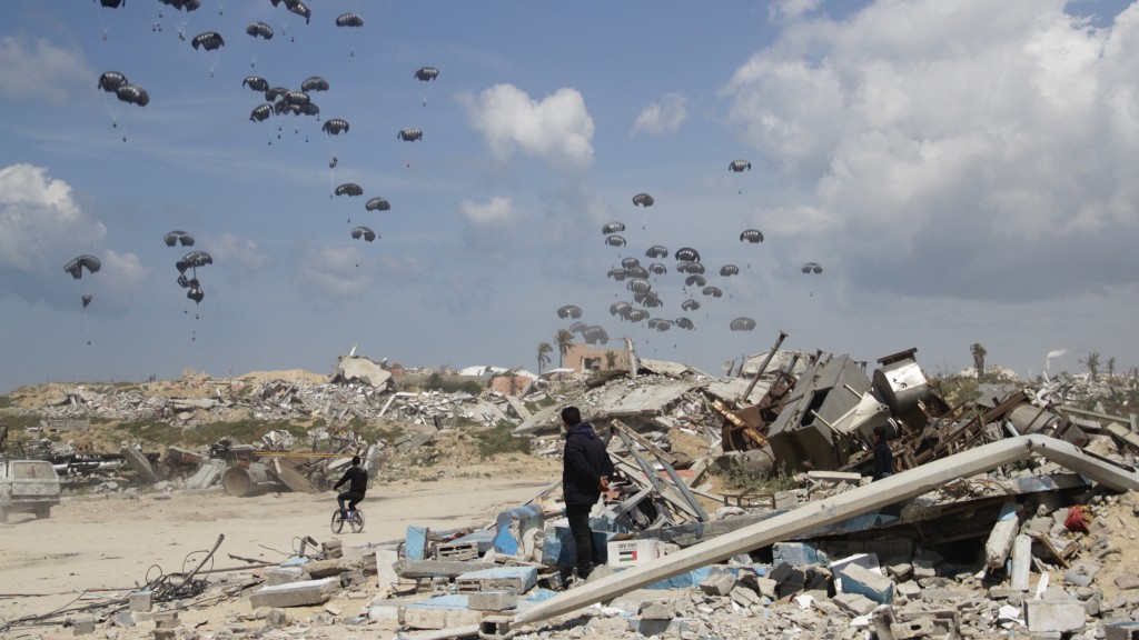 多國救援物資要以空投方式送入加沙。 美聯社