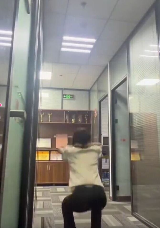 阳女士“跑唔到数”被罚做200下深蹲导致患横纹肌溶解症。1818黄金眼