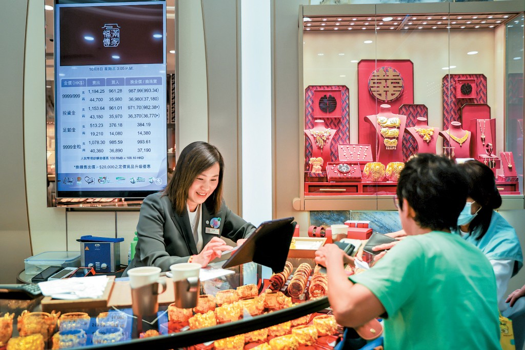 黃金周帶動及金價飆升下,金舖近日生意暢旺。