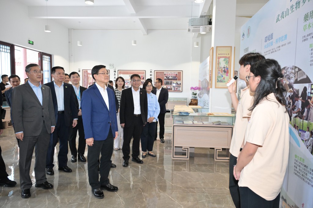 行政长官李家超继续福建访问行程。图示李家超(左四)到访武夷学院,与在当地参加「武夷山生物多样性保育青年实习计划」的香港青年交流。 行政长官李家超继续福建访问行程。图示李家超(左四)到访武夷学院,与在当地参加「武夷山生物多样性保育青年实习计划」的香港青年交流。