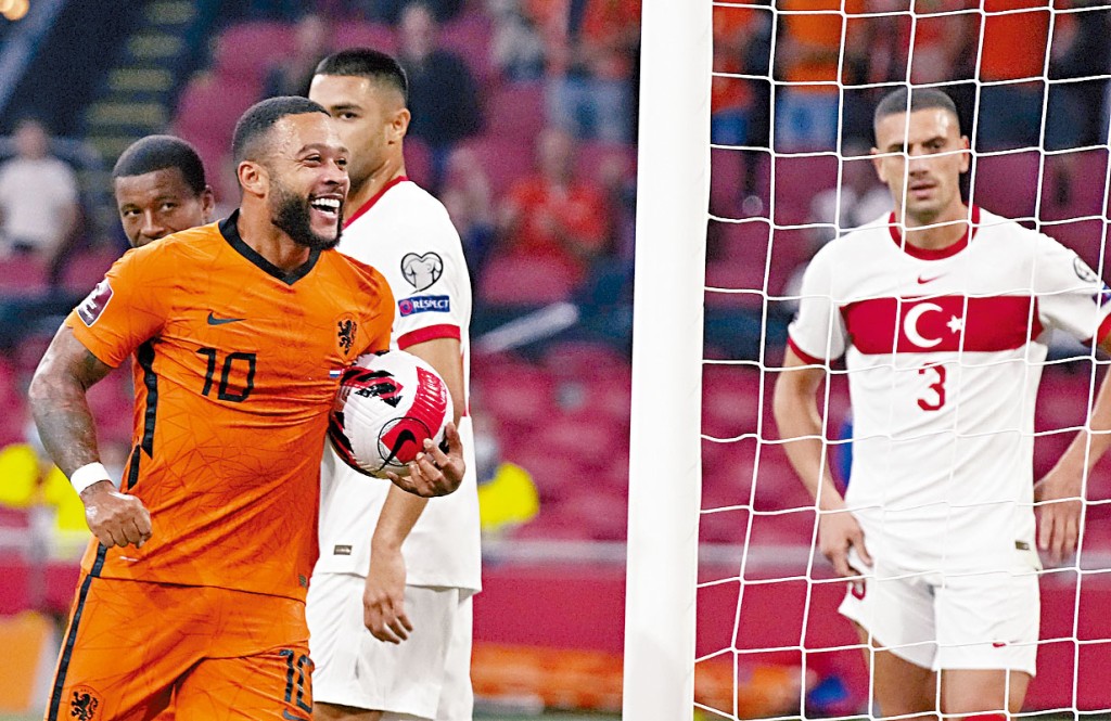 迪比（左）今仗戴帽看齐告鲁夫。