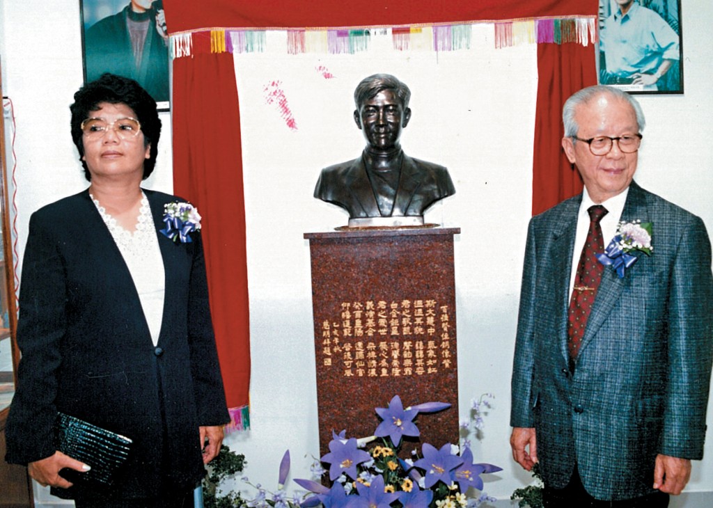 陈百强父亲陈鹏飞（右）是钟表界名人，本身亦是一名富二代。