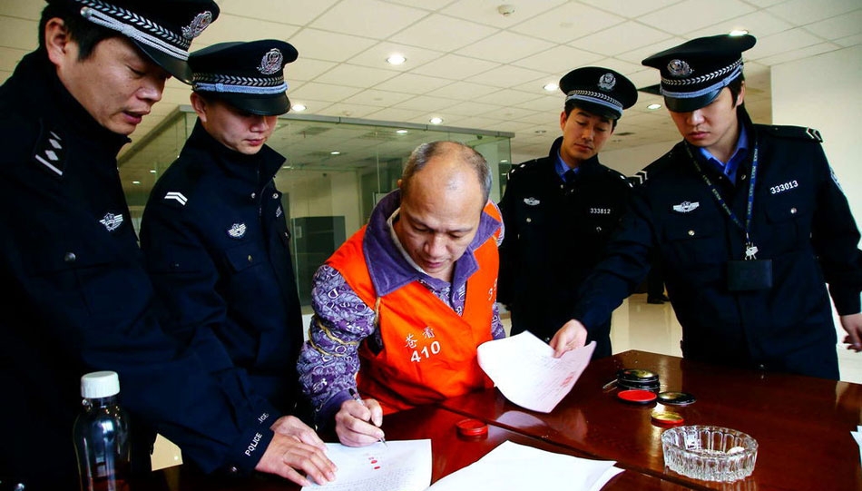 2010年浙江温州3名男子奸杀女警并抢劫其所驾宝马车被执行死刑，图为主犯施正赞（中）。 资料图