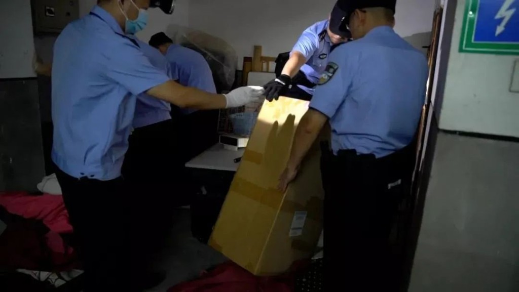 警方在接報後展開大規模搜索，惟遍尋小區的地下停車場、電梯井、水箱以至景觀河均一無所獲。