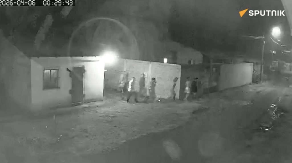 这批囚犯在牢房内精心策划，耗费多日向下挖掘隧道，最终钻过监狱围墙下方的地底成功逃脱。X@hbj_r77032