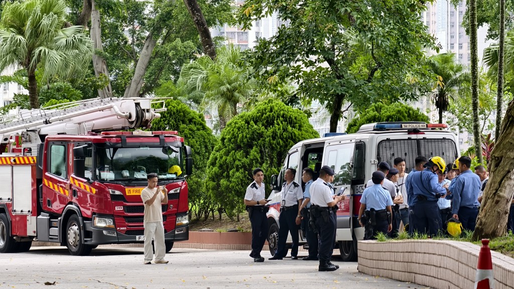 警員及消防到場搜救。 警員及消防到場搜救。