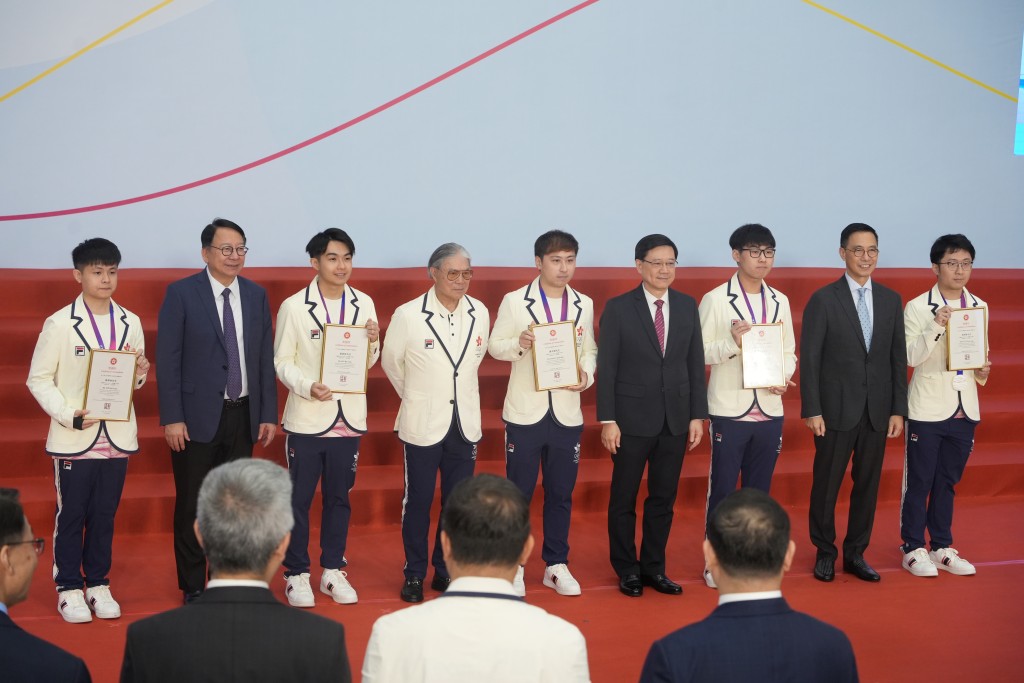 李家超向在亞運中獲獎的運動員頒發表揚狀。吳豔玲攝