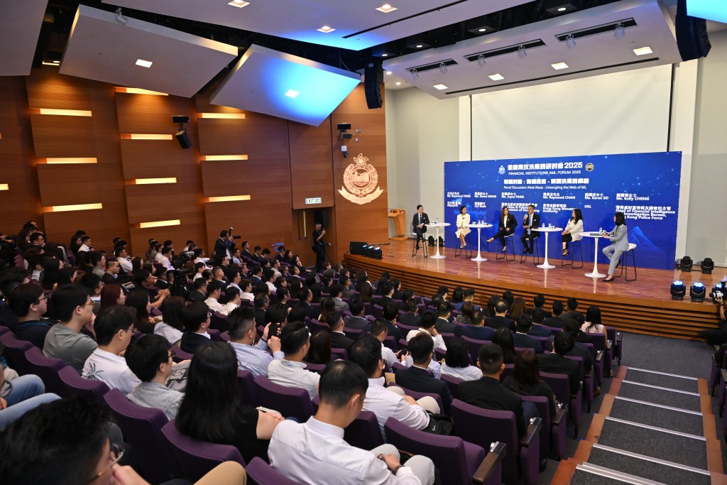 財富情報及調查科於8月19日舉辦「金融業反洗黑錢研討會 2025」,邀請超過200名來自執法機關、監管機構以及眾多金融業界的代表共同深入探討應對洗黑錢問題的策略與方案。 財富情報及調查科於8月19日舉辦「金融業反洗黑錢研討會 2025」,邀請超過200名來自執法機關、監管機構以及眾多金融業界的代表共同深入探討應對洗黑錢問題的策略與方案。