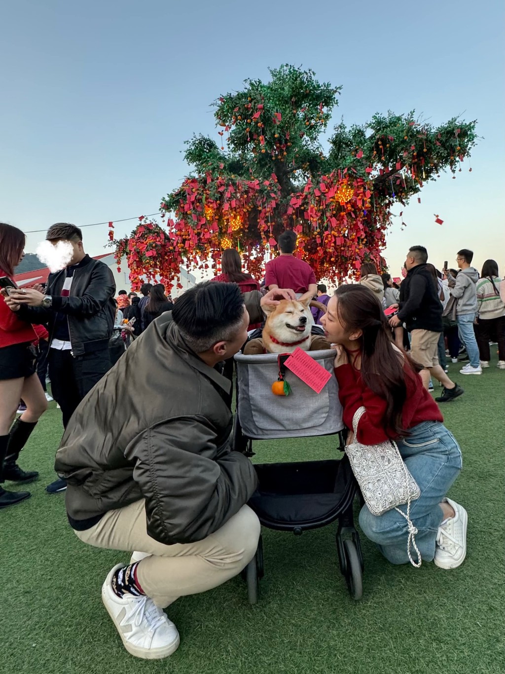 他們亦曾一同到林村許願樹拋寶牒。 他們亦曾一同到林村許願樹拋寶牒。