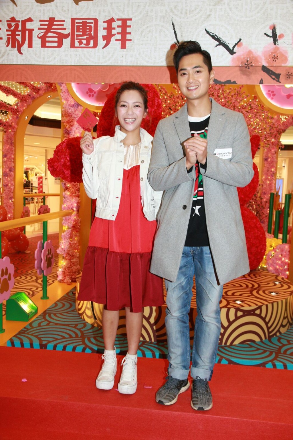 郑俊弘和女友何雁诗只肯合照，没有一起受访。