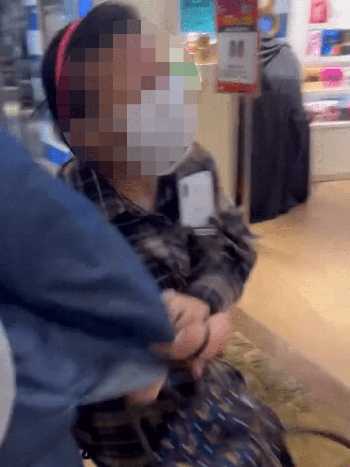 兩名相信是職員及保安的男子，將涉案婦人截停。Threads：lau_ki_ki