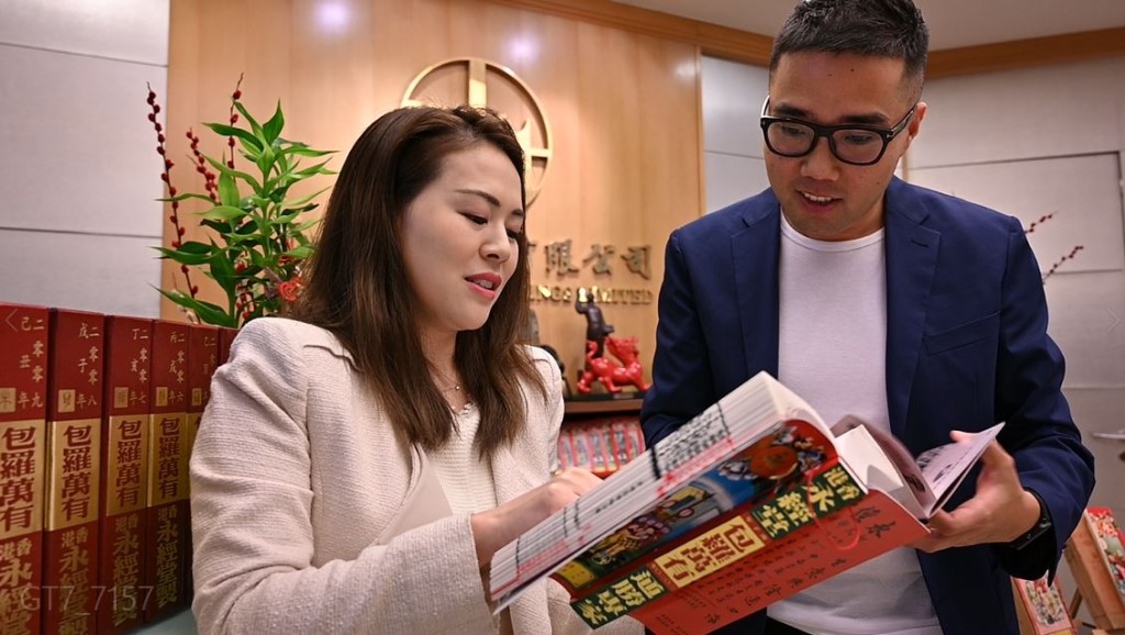 婚禮達人Tim(右)和永經堂Emily(左)合力想盡辦法活化《通勝》,製作了「中西婚禮通勝錦囊」,好去傳承這非物質文化遺產。