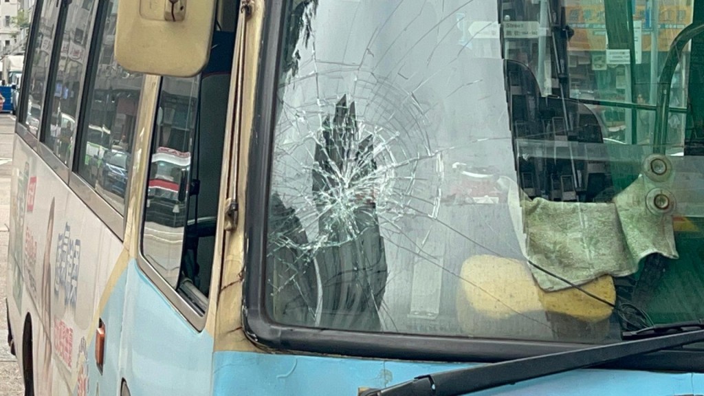 小巴右邊擋風玻璃爆裂。 小巴右邊擋風玻璃爆裂。
