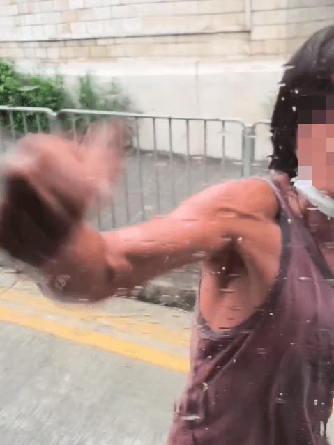 男子失控狂打巴士車門。Threads：joey_cy_chan