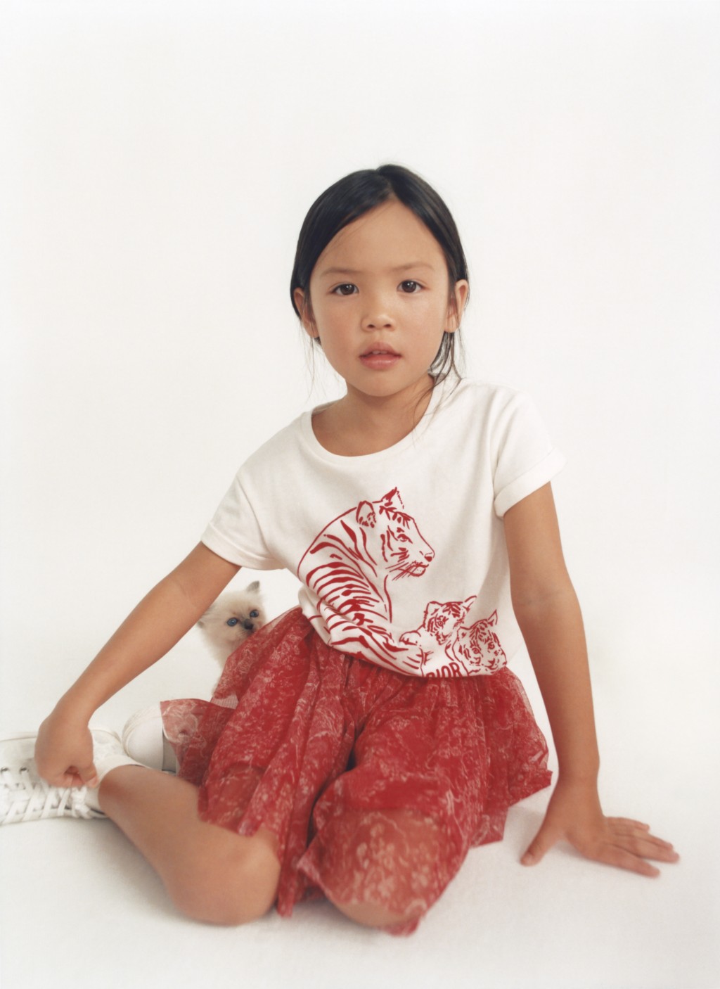 紅色老虎圖案象牙色純棉T恤/$2,250、Toile de Jouy印花紅色短半身裙/$5,400。（B/Photo by Boddy Buddy）