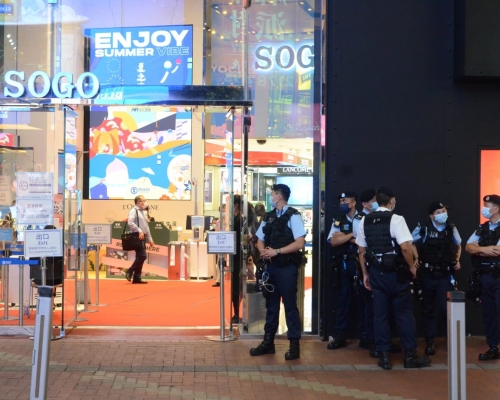 銅鑼灣百貨外繼續有警員穿著戰術背心駐守。