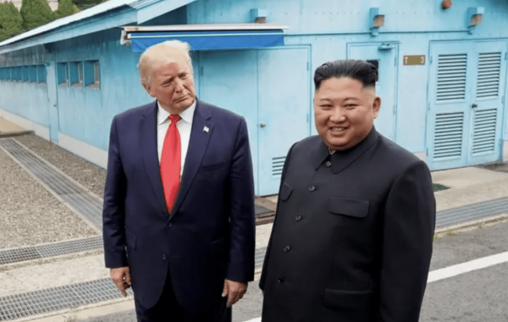 解释，若美国对北韩动武，触发核战的风险将远高于伊朗。路透社