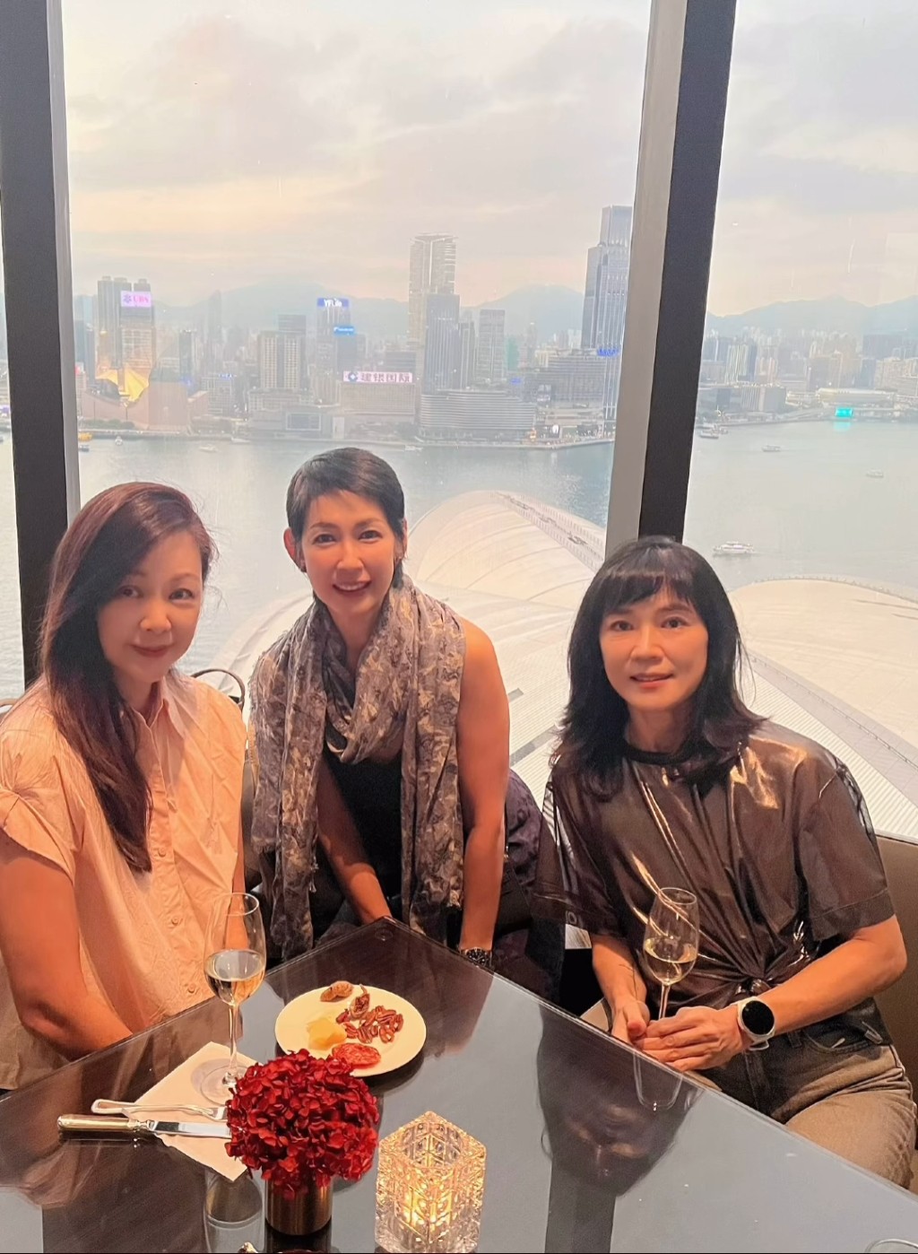 王馨平（左）在IG分享三姊妹合照，細妹王美怡（中）最似媽媽。