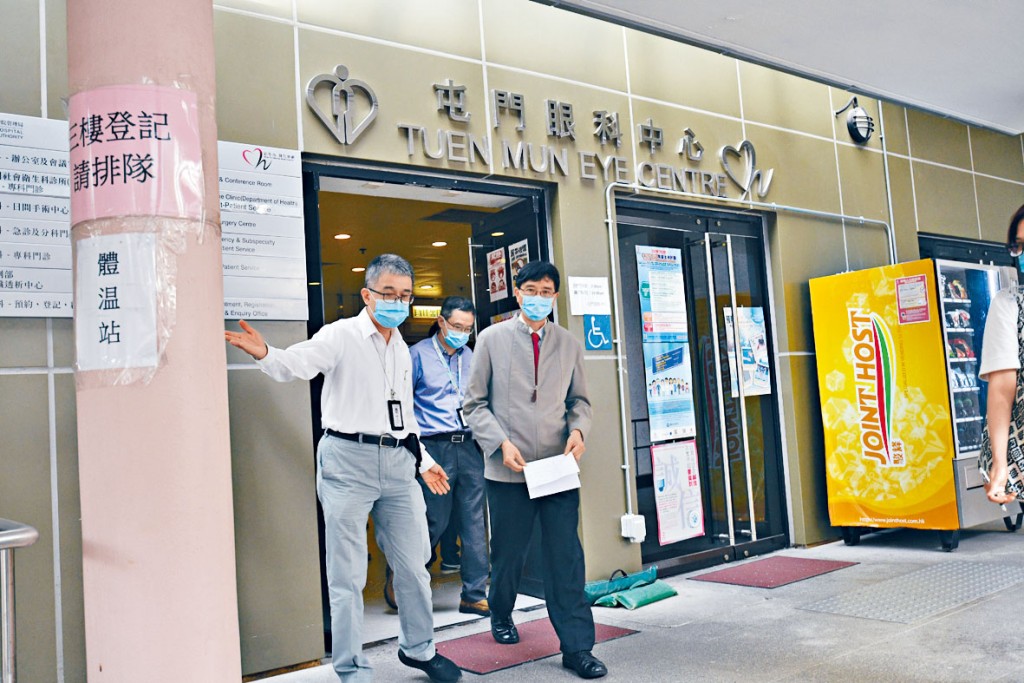 ■袁国勇亲到屯门医院眼科中心现场视察，了解有文职人员中招情况。