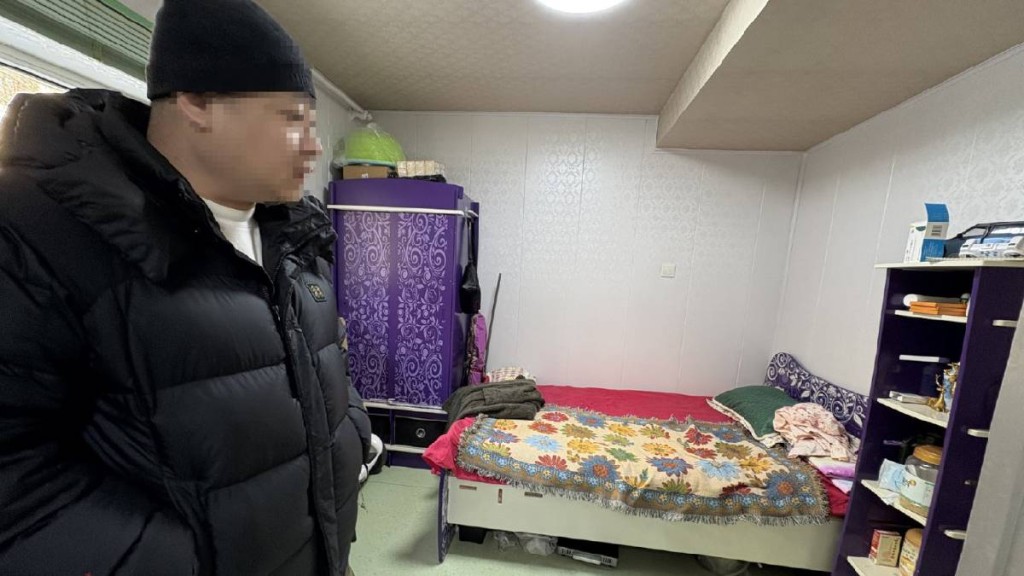 趙先生的客廳連開放式廚房，不滿供氣公司因他放置了睡床，無預警停供天然氣。央廣網