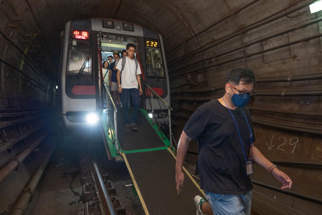 演習模擬一港鐵列車於尖沙咀站內發生事故，並且有人受傷，其後有乘客打開列車車尾的緊急出口斜道，並沿路軌經隧道步行往佐敦站月台。