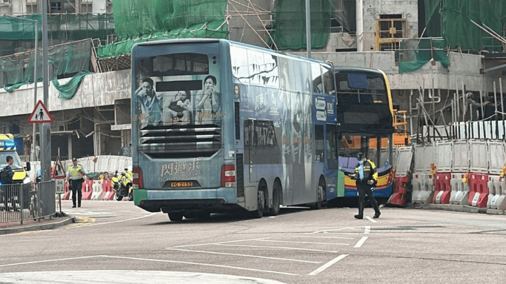 東涌迎東路發生兩車相撞意外，涉及兩輛巴士。網上圖片