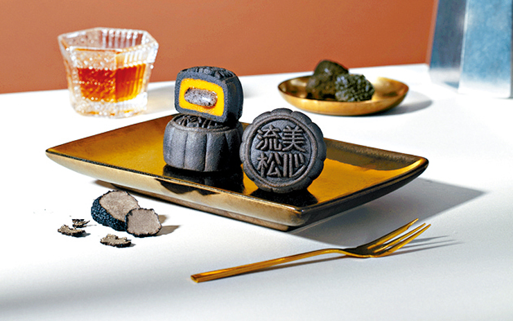 美心推出新品「流心黑松露奶黃月餅」。