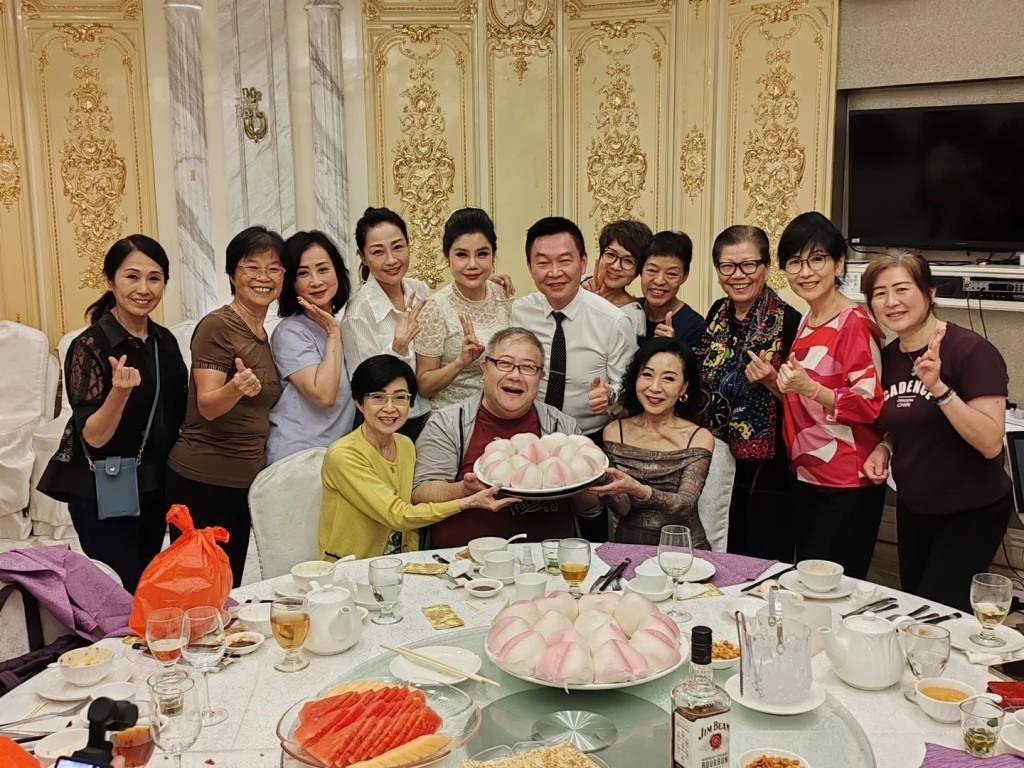 飯局擺兩圍有約25人一起食海鮮大餐追月，出席的資深演員有楊玉梅、寶珮如、蔡國威、鄧英敏、劉錫賢、王俊棠、陳榮峻、魯振順、方伊琪和老公。