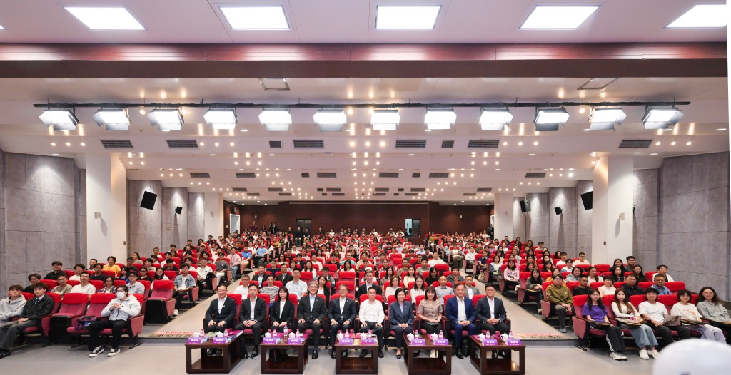陳茂波（第一排左五）和代表團與南京大學師生合照。