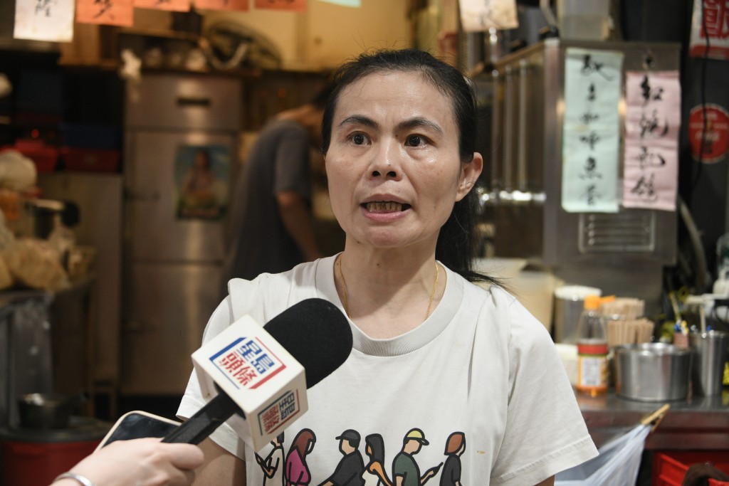 食肆員工田小姐表示,這幾日生意比去年同期大幅減少近一半,不少香港人都外出旅行。 食肆員工田小姐表示,這幾日生意比去年同期大幅減少近一半,不少香港人都外出旅行。