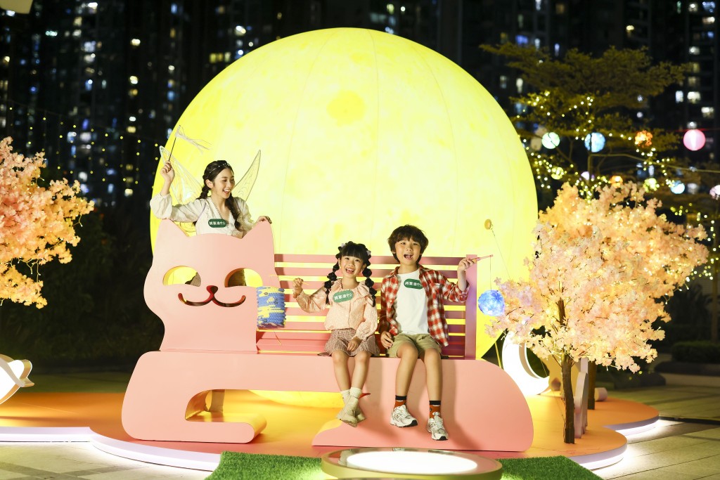 不妨在貓咪剪影造型長椅坐下來，細味浪漫秋夜。