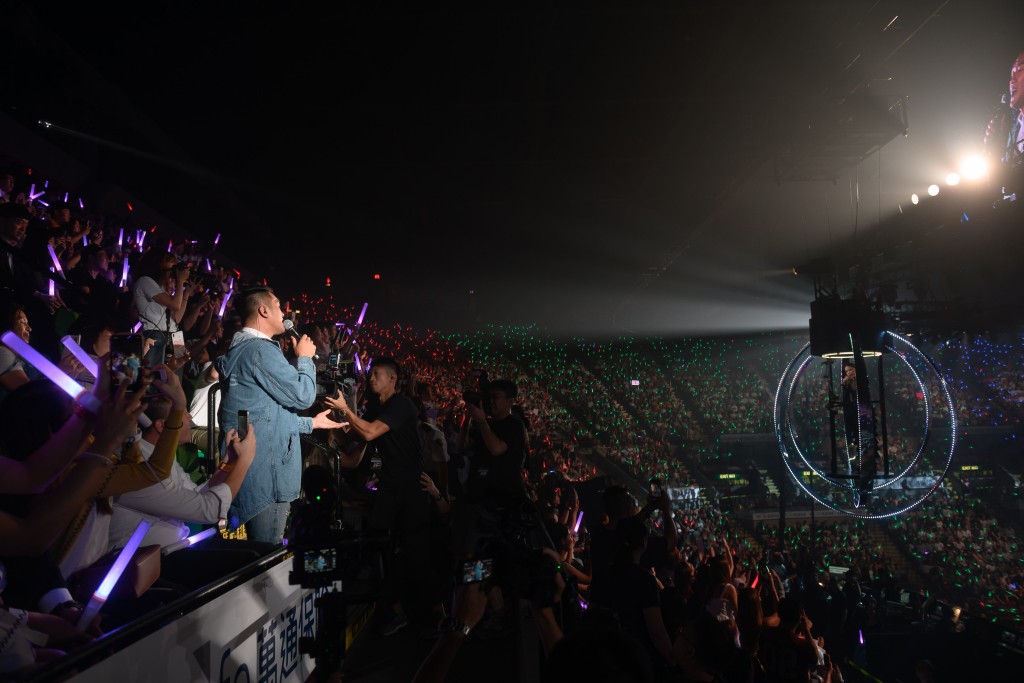 吳浩康與祖兒合唱