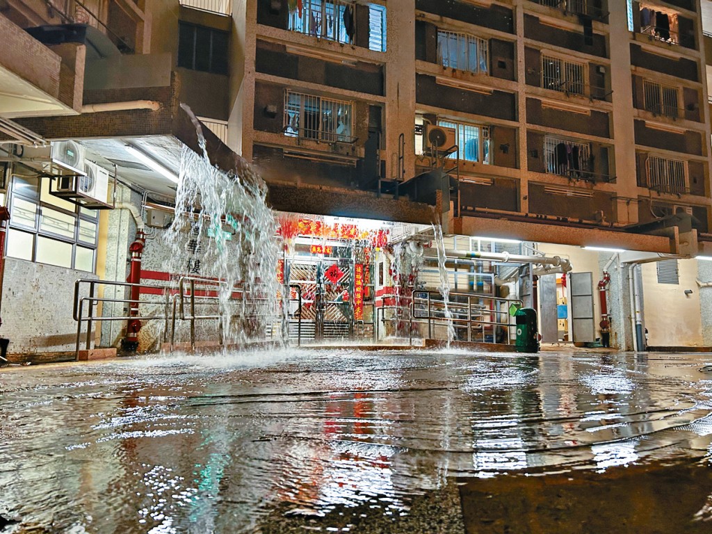 樂華南邨喜華樓低層外牆有水管爆裂，水如泉湧，形成特大水簾。