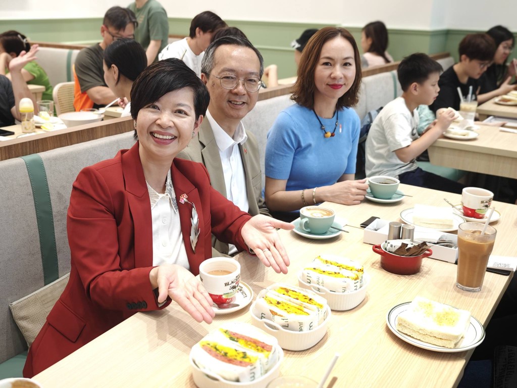 房屋局局长何永贤和副局Victor及一众同事到大本型新开张的茶餐厅，吃多种不同港式口味的招牌厚滑蛋治。