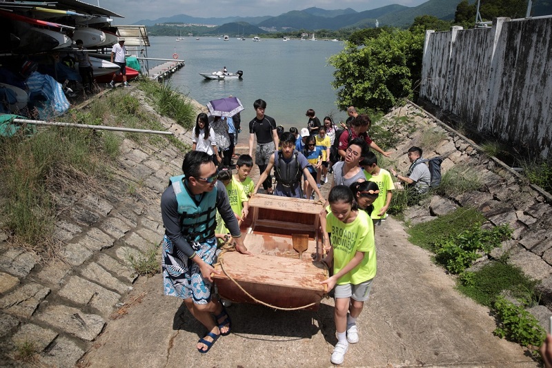 以環保木材和繩子製作的「水池搖控船