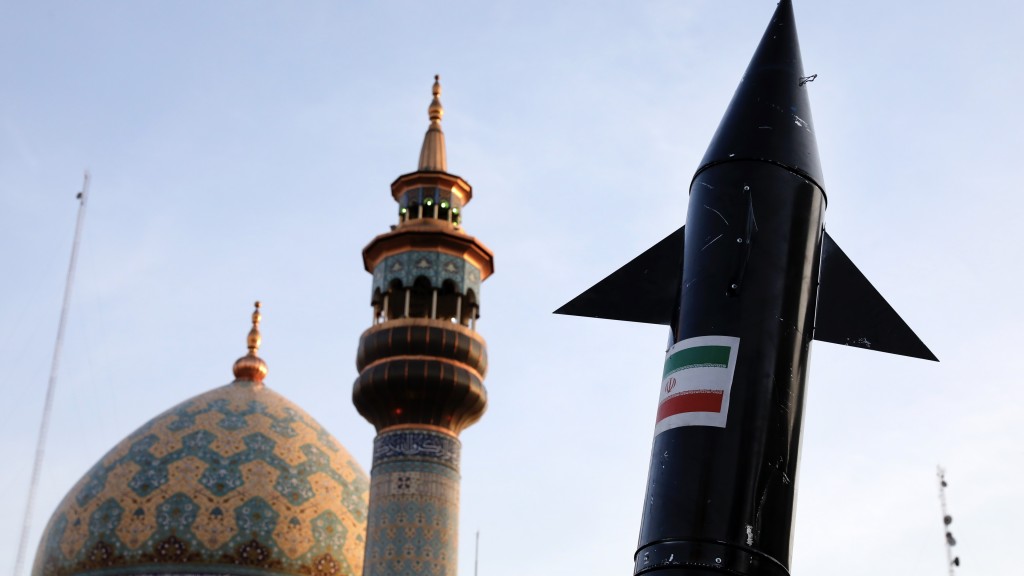 伊朗示威者帶着導彈模型出席反以色列集會，訪邊是清真寺尖塔和圓頂。 美聯社