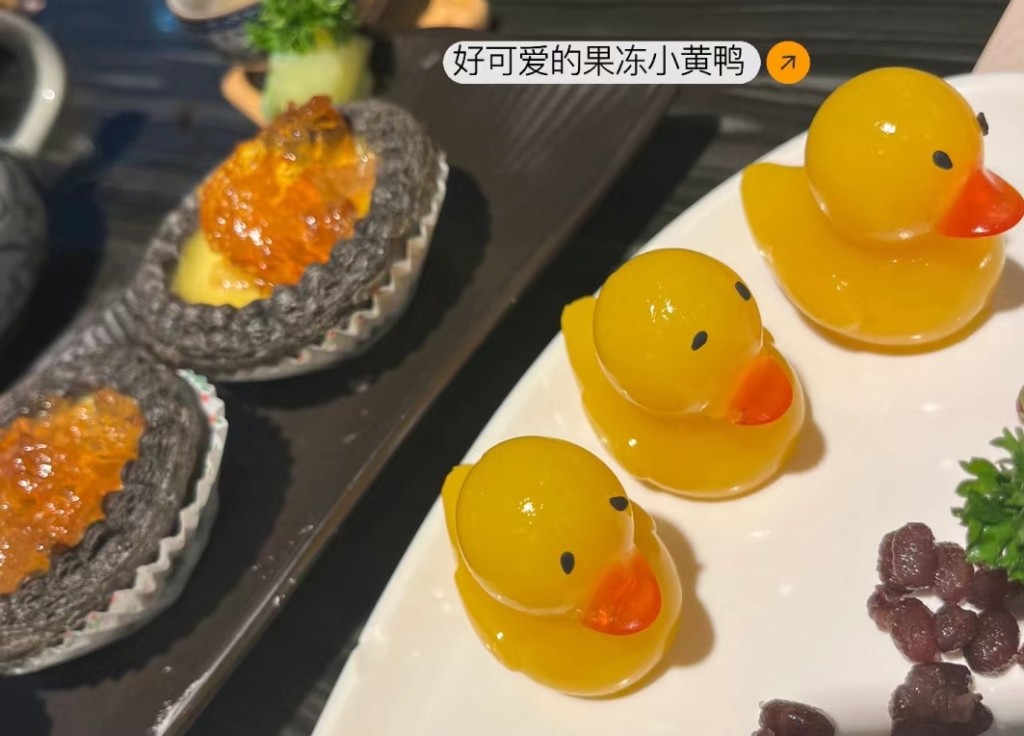 廣州蝦餃妹打卡美食有小黃鴨果凍。（圖片來源：小紅書@懵懵MissQ）
