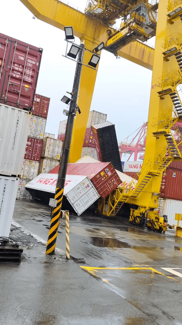 基隆港数10吨货柜连环倒塌。 threads